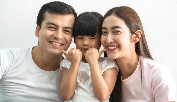 Retrato Feliz Asiática Familia Padre Madre Con Hija Sobre Fondo —  Fotos de Stock