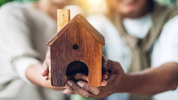 Gelukkig Familie Senior Volwassene Ouderen Azië Paar Holding House Hands — Stockfoto