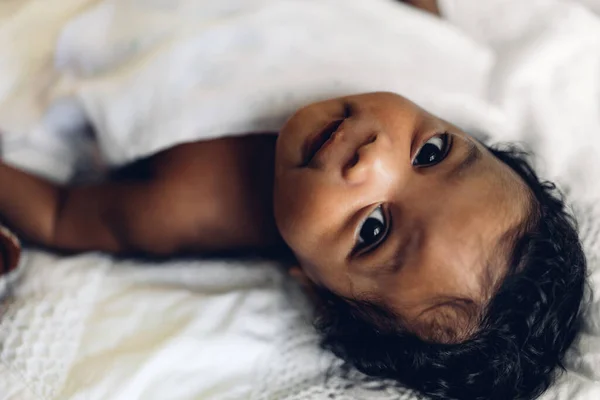 Retrato Lindo Adorable Bebé Afroamericano Pequeño Mirando Cámara Dormitorio Blanco — Foto de Stock