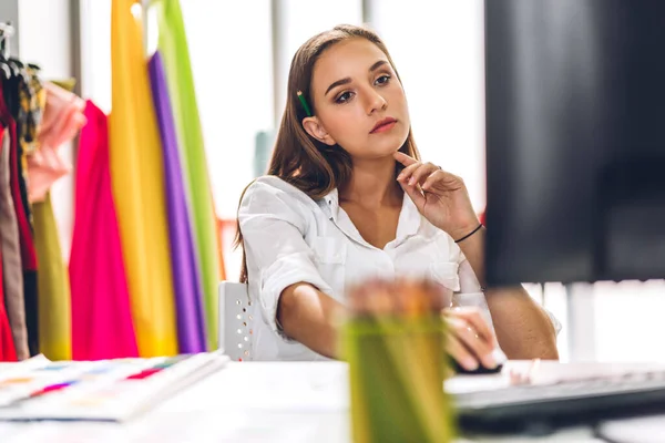 Porträtt Ung Vacker Vacker Vacker Kvinna Modedesigner Elegant Sittande Och — Stockfoto