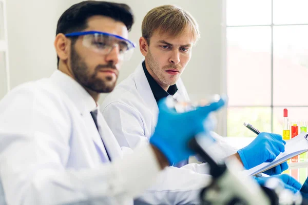 Professionele Twee Wetenschapper Man Onderzoek Werken Aan Een Chemisch Experiment — Stockfoto