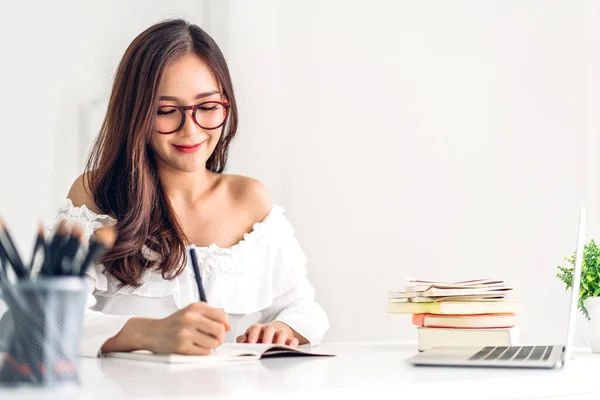 Retrato Sonriente Feliz Hermosa Mujer Asiática Relajante Utilizando Tecnología Computadora — Foto de Stock