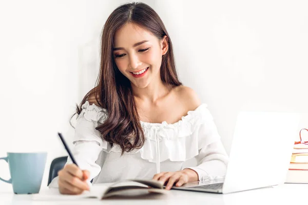 Портрет Улыбающейся Счастливой Красивой Азиатской Женщины Расслабляющей Помощью Технологии Ноутбука — стоковое фото