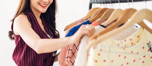 Beautiful Young Asia Woman Shopping Choosing Clothes Store Fashion Shopping — Stock Photo, Image