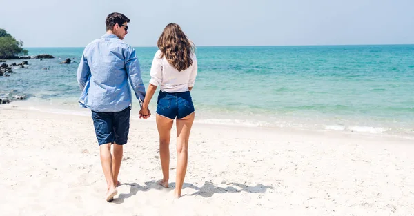 Semester Romantiska Älskare Unga Glada Par Hålla Händer Promenader Sand — Stockfoto