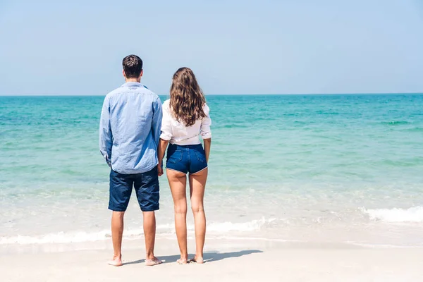 Vakantie Romantische Minnaars Jong Gelukkig Stel Knuffelen Staan Zand Kijken — Stockfoto