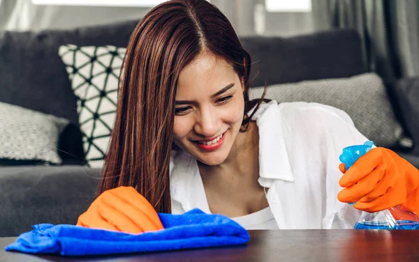 Jovem Mulher Asiática Luvas Proteção Usando Spray Pano Durante Limpeza — Fotografia de Stock