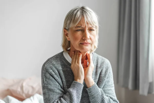 喉の痛みで咳がよくない首に触れる病気の高齢者の高齢者の女性 ヘルスケアと医学の概念 — ストック写真
