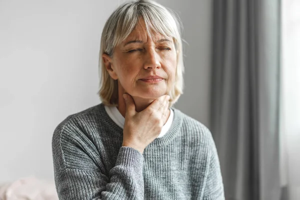 喉の痛みで咳がよくない首に触れる病気の高齢者の高齢者の女性 ヘルスケアと医学の概念 — ストック写真