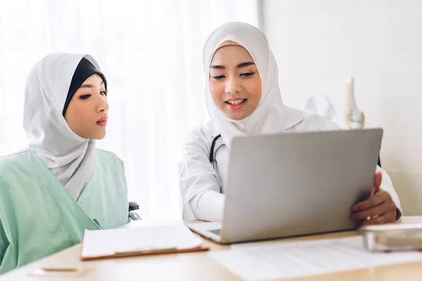Musulmano Asiatico Medico Femminile Consulenza Controllare Informazioni Sul Computer Portatile — Foto Stock
