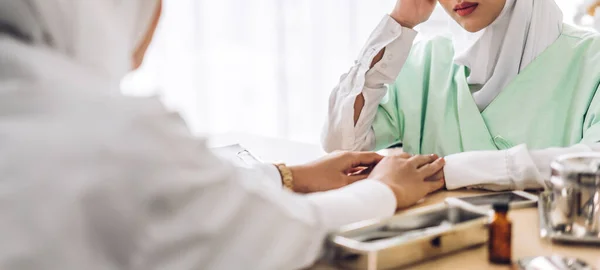 Muslimische Asiatische Ärztinnen Unterstützen Gespräche Und Beratungen Mit Muslimischen Patientinnen — Stockfoto