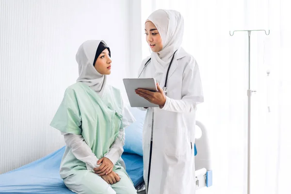 모슬렘 서비스는 환자와 논의하고 상담하는 지원하고 서비스에서 신뢰를 표현하는 개념을 — 스톡 사진