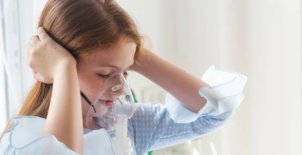 在医院里 带着氧气筒 在床上用氧气面罩吸气和治疗的可爱的亚洲小女孩 — 图库照片