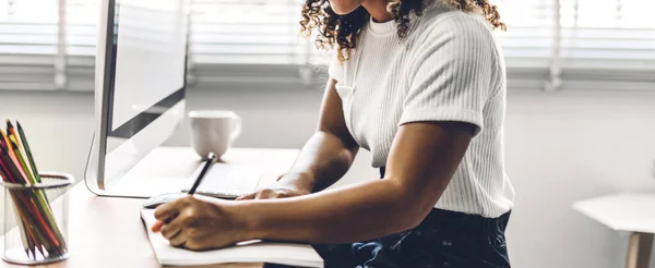 Ritratto Donna Nera Africana Americana Che Rilassa Usando Tecnologia Del — Foto Stock