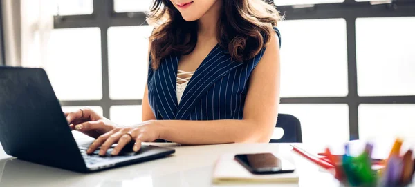 オフィスの机の上に座っている間 ラップトップコンピュータの技術を見てリラックスした美しい自信のあるアジアのビジネス女性 — ストック写真