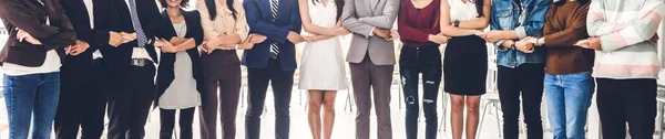 Exitoso Grupo Profesional Hombres Mujeres Negocios Equipo Pie Doblado Cogido — Foto de Stock