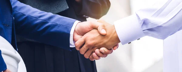 Erfolgreicher Professioneller Geschäftsmann Handshake Partner Mit Arabischem Geschäftsmann Gute Zusammenarbeit — Stockfoto