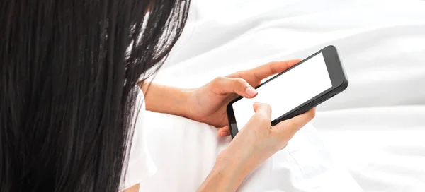 Mujer Joven Relajante Usando Teléfono Inteligente Con Pantallas Blanco Maqueta —  Fotos de Stock