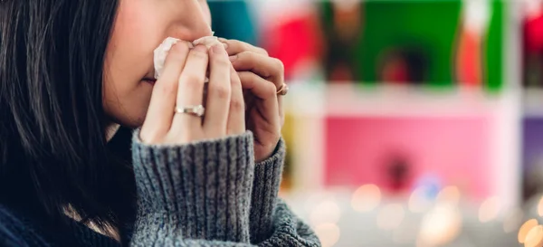 Zieke Vrouw Blaast Haar Neus Met Papieren Weefsel Niezen Terwijl — Stockfoto