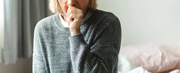 Hasta yaşlı Asya 'lı kadınlar boğazları ağrıdığı için öksürüyorlar. Sağlık ve ilaç konsepti.