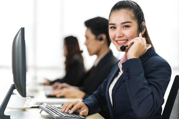 Grupp Glada Asiatiska Leende Call Center Affärsoperatör Kundsupport Team Telefon — Stockfoto