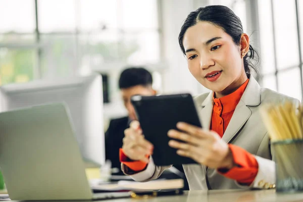 Prachtige Zelfverzekerde Aziatische Zakenvrouw Ontspannen Kijkend Naar Technologie Van Tablet — Stockfoto