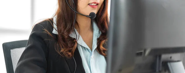 Hermosa Feliz Call Center Sonriendo Asiático Mujer Negocios Operador Atención — Foto de Stock