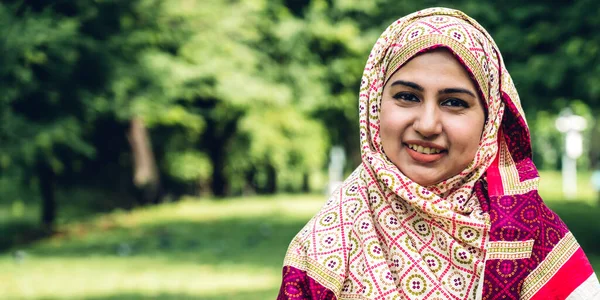 Mutlu Asyalı Güzel Müslüman Kadın Portresi Tesettürlü Rahatlatıcı Genç Müslüman — Stok fotoğraf