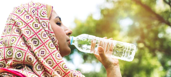 Портрет Счастливой Арабской Мусульманки Хиджабом Платье Питьевой Воды Бутылки Время — стоковое фото