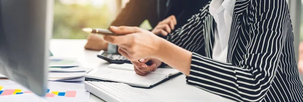 Framgångsrikt Med Två Casual Business Diskuterar Och Arbetar Med Laptop — Stockfoto