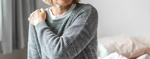 老年有病老年妇女摸脖子时 肩膀和脖子都会痛 医疗保健和医学概念 — 图库照片