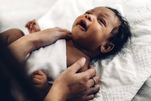 Retrato Desfrutar Amor Feliz Família Afro Americana Mãe Brincando Com — Fotografia de Stock