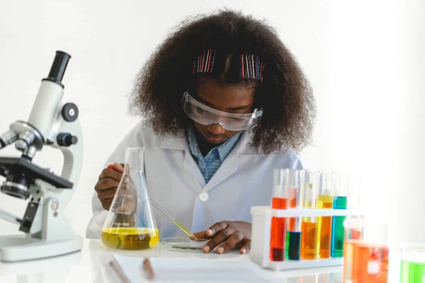 Afro Americano Bonito Menina Estudante Criança Aprendizagem Pesquisa Fazer Experimento — Fotografia de Stock