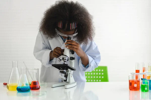 Criança Estudante Afro Americana Aprendendo Com Microscópio Fazendo Experimento Químico — Fotografia de Stock