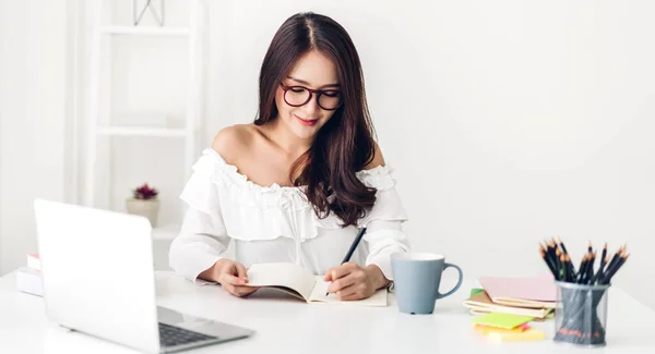 Retrato Sonriente Feliz Hermosa Mujer Asiática Relajante Utilizando Tecnología Computadora — Foto de Stock