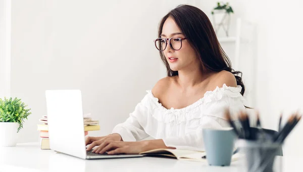 Retrato Sonriente Feliz Hermosa Mujer Asiática Relajante Utilizando Tecnología Computadora — Foto de Stock