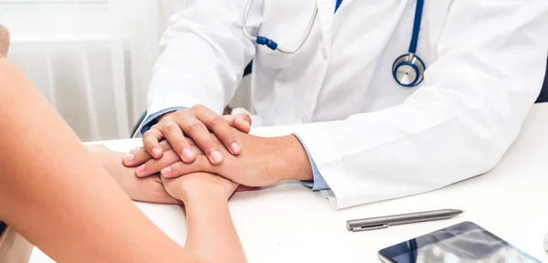 Servizio Medico Uomo Contribuire Sostenere Discutere Consultare Parlare Con Paziente — Foto Stock