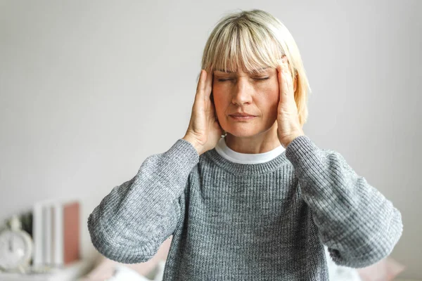 Idős Felnőtt Idős Nők Súlyos Depresszió Fejfájás Gondok Otthon Szobában Jogdíjmentes Stock Fotók