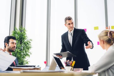 Profesyonel iş toplantıları ve yeni başlangıç projesiyle strateji tartışmaları. Modern ofiste dizüstü bilgisayarla yaratıcı iş adamları planlama ve beyin fırtınası. Takım çalışması kavramı