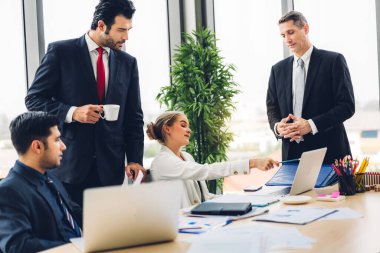 Profesyonel iş toplantıları ve yeni başlangıç projesiyle strateji tartışmaları. Modern ofiste dizüstü bilgisayarla yaratıcı iş adamları planlama ve beyin fırtınası. Takım çalışması kavramı