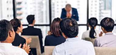 İş adamı koçu sunumu ve toplantı stratejisi paylaşım fikirleri ve konferans seminerini salon veya seminer odasında tartışır. Sunum ve koçluk kavramı