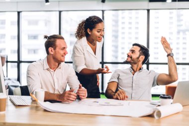 Profesyonel iş toplantıları ve yeni başlangıç projesiyle strateji tartışmaları. Modern ofiste dizüstü bilgisayarla yaratıcı iş adamları planlama ve beyin fırtınası. Takım çalışması kavramı