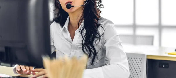 Centro Chamadas Feliz Bonita Sorrindo Empresária Operador Apoio Cliente Consultar — Fotografia de Stock