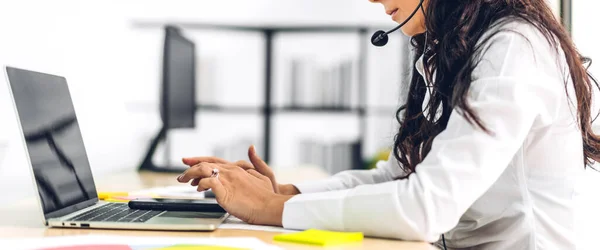 Mooie Gelukkige Call Center Glimlachende Zakenvrouw Operator Customer Support Raadplegen — Stockfoto