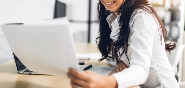 Schöne Glückliche Call Center Lächelnde Geschäftsfrau Betreiber Kundenbetreuung Konsultieren Telefondienste — Stockfoto