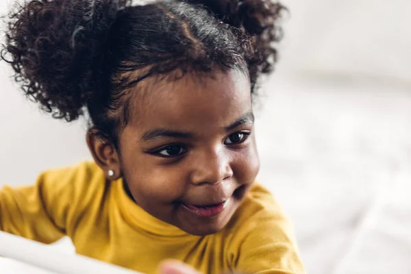 Retrato Feliz Sorrindo Pequena Criança Afro Americana Menina — Fotografia de Stock