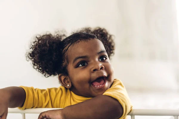 Egy Boldog Mosolygós Kis Afro Amerikai Lány Portréja — Stock Fotó