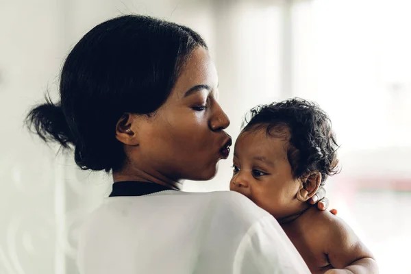 Retrato Disfrutar Del Amor Feliz Familia Afroamericana Madre Jugando Con —  Fotos de Stock