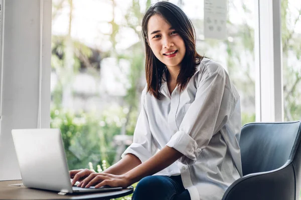 Portrait Smiling Happy Beautiful Asian Woman Relaxing Using Laptop Computer — Stock Photo, Image