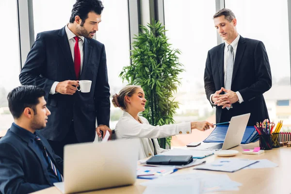 Profesyonel iş toplantıları ve yeni başlangıç projesiyle strateji tartışmaları. Modern ofiste dizüstü bilgisayarla yaratıcı iş adamları planlama ve beyin fırtınası. Takım çalışması kavramı